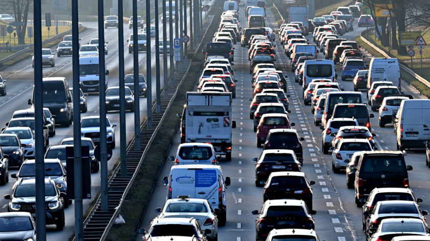 Eine verstopfte Autobahn voller Autos in München.