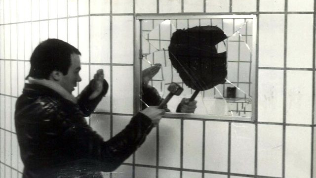 Das Foto zeigt Corny Littmann im Alter von 27 Jahren. Er zerschlägt einen Spiegel in der Herrentoilette an der Haltestelle Jungfernstieg in Hamburg.