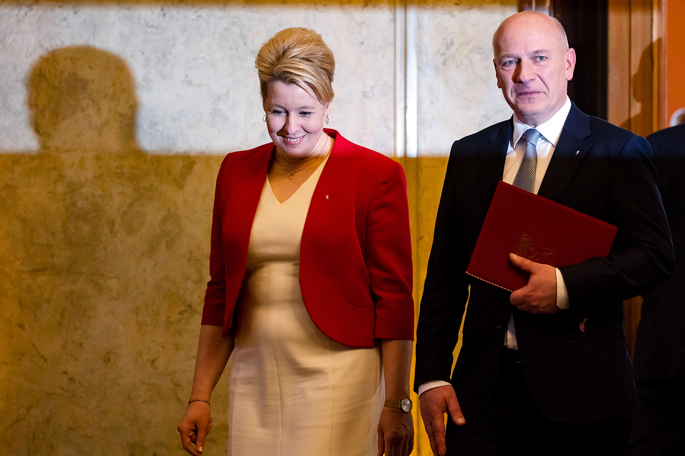 Der Regierende Bürgermeister Kai Wegner und seine Vorgängerin Franziska Giffey SPD kommen zur Ernennungszeremonie des neuen Senats im Roten Rathaus in Berlin am 27. April 2023.