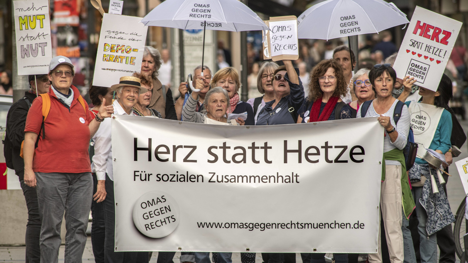 Die Omas gegen Rechts bei einer Demonstration unter dem Motto "Herz statt Hetze" am 28. Oktober 2022 in München.