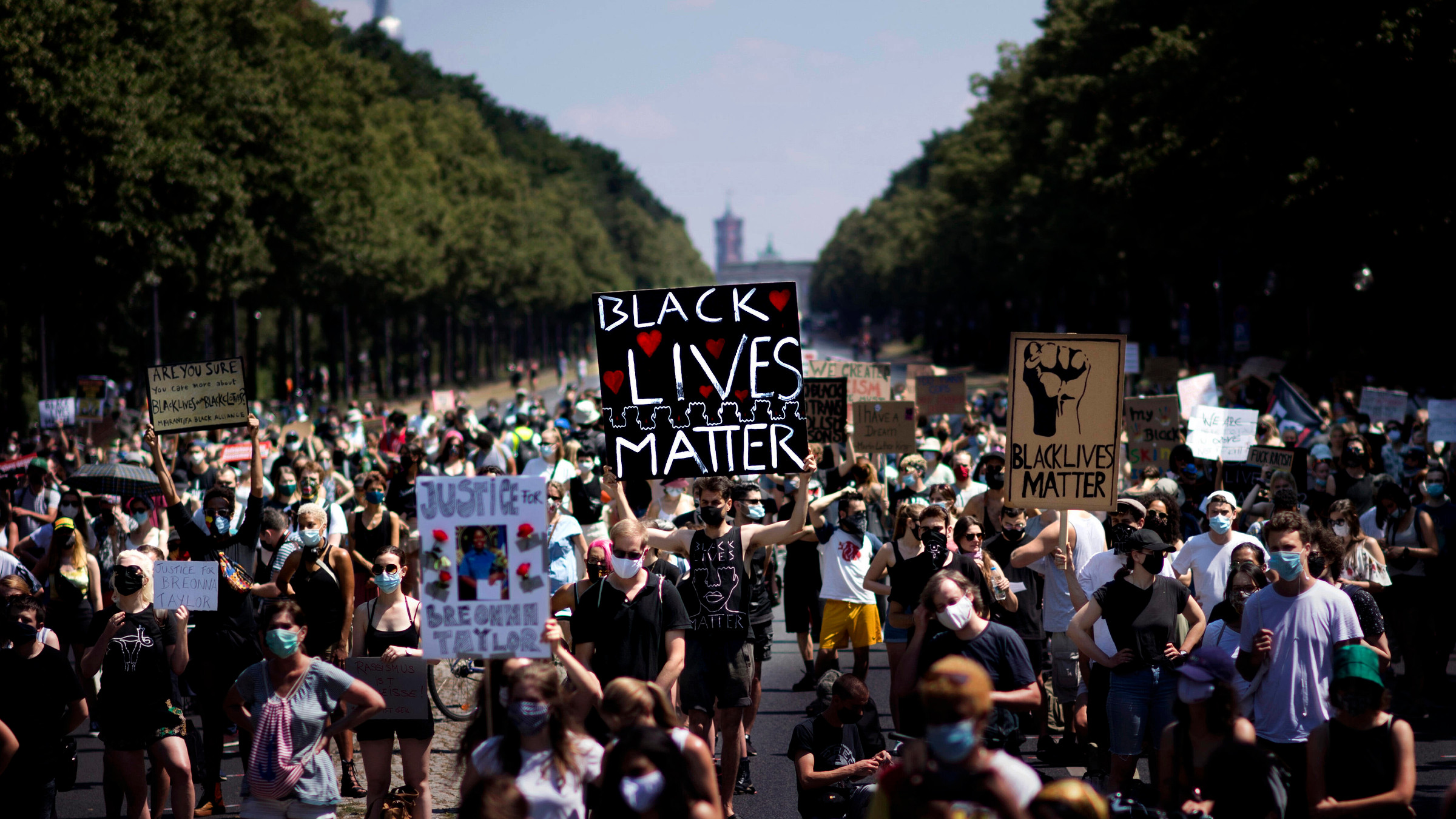 Eine Aufnahme von einer großen Black-Lives-Matter-Demo im Sommer 2020 in Berlin.