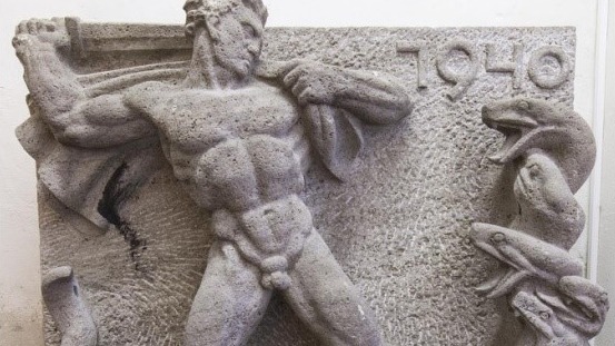Die Sage von Herkules, der gegen das Monster Hydra kämpft, ist ein vielzitiertes Bild in rechten Kreisen. Hier gezeigt ist das Motiv auf einem Relief, das in den 1940er Jahren das Lüdenscheider Krankenhaus zierte.