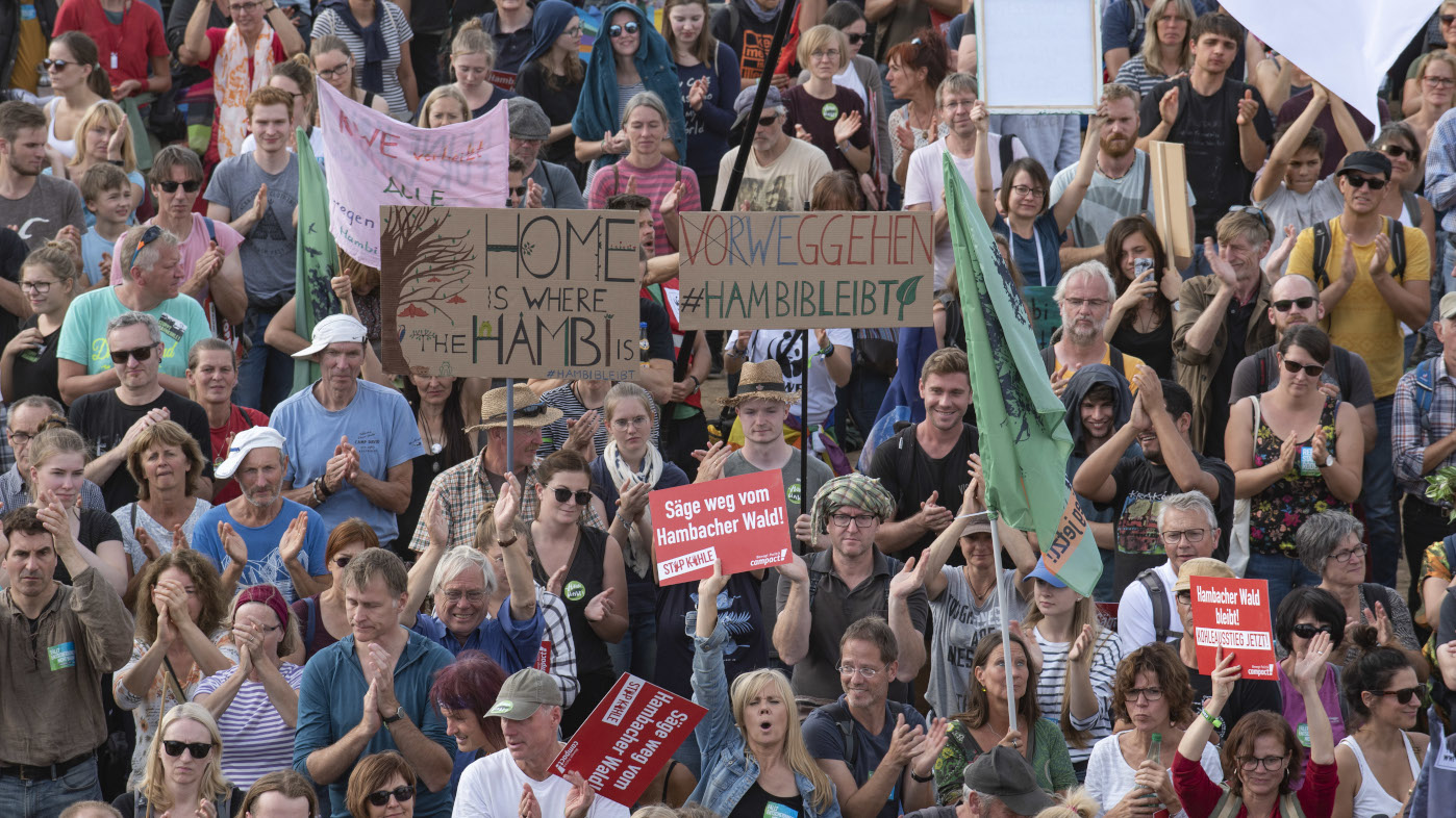 Demonstrierende bei einer #Hambibleibt-Demo im Oktober 2018. Sie protestieren für den Erhalt des Hambacher Waldes.