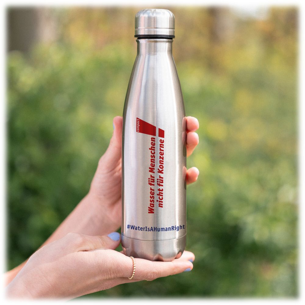 Zu sehen ist ein Foto der Isolierflasche mit Campact-Logo und dem Slogan "Water is a Human Right" sowie "Wasser für menschen, nicht für Konzerne!"