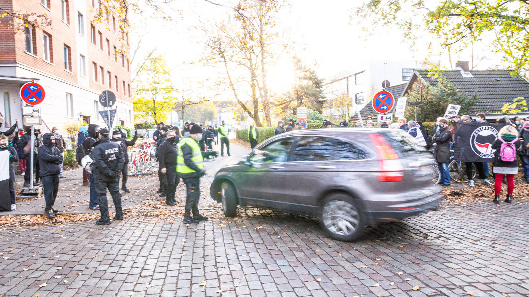 Autos als Waffe: Sowohl in Henstedt-Ulzburg als auch in Hamburg fuhr ein Fahrzeug gezielt auf Gegendemonstranten zu.