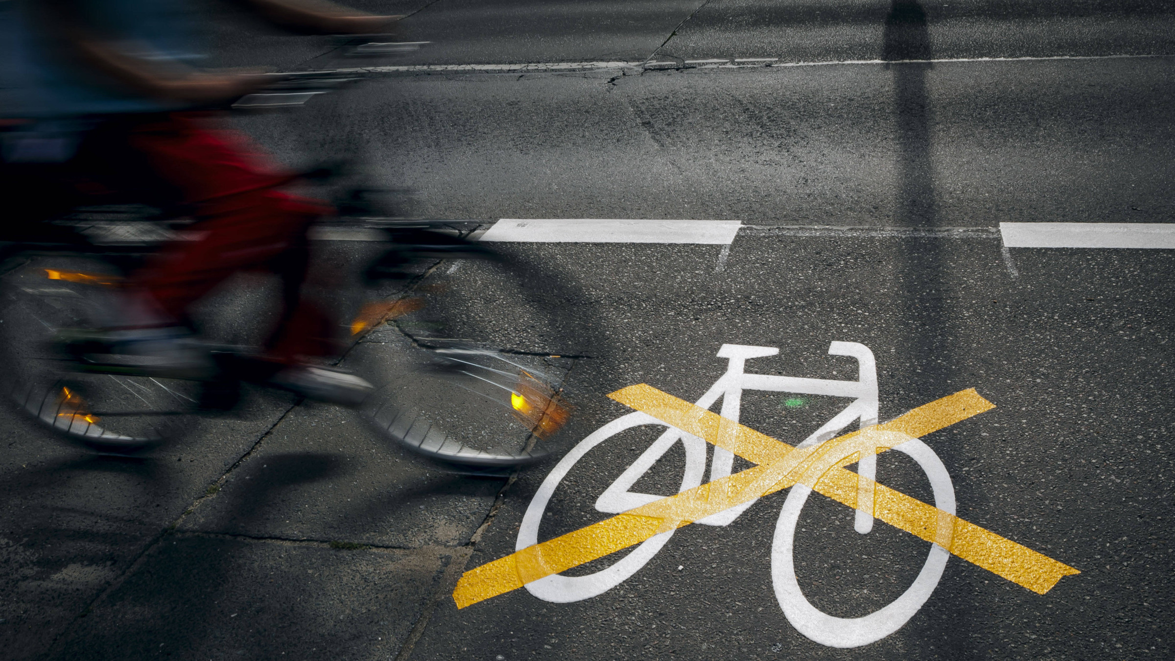 Ein Fahrradweg, auf dem das Fahrrad-Symbol durchgestrichen ist