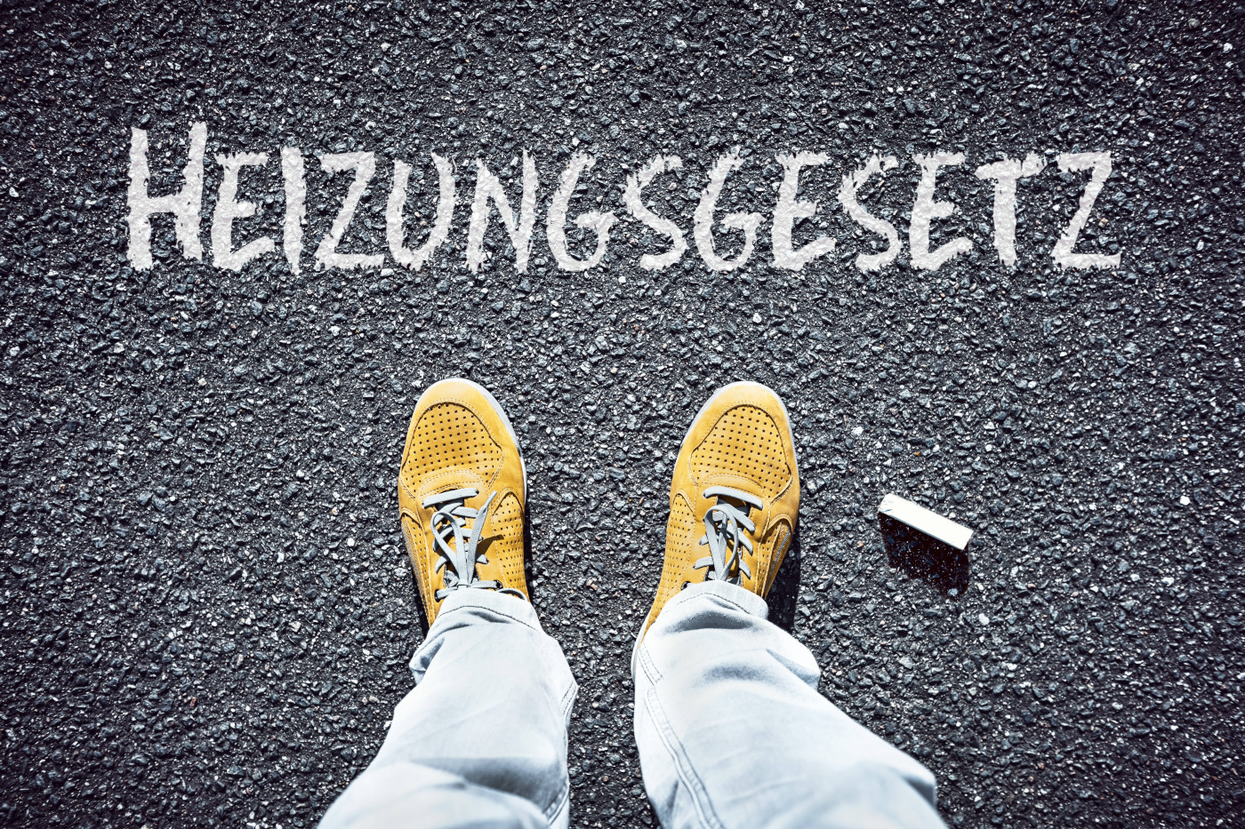 Eine Person steht vor dem Schriftzug Heizungsgesetz