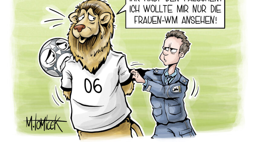 Achtung, Löwin entlaufen. Die Karikatur zeigt eine Löwin in einem Fußball-Trikot