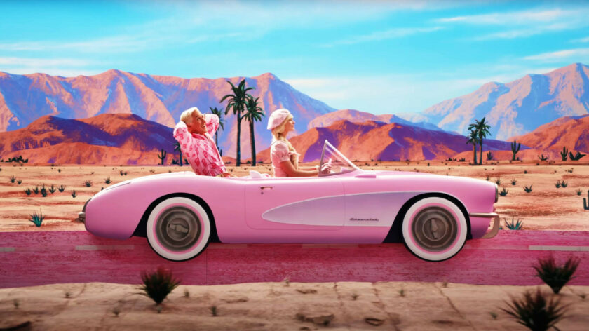 Eine Aufnahme aus dem aktuellen Barbie-Film. Barbie und Ken sitzen in einem pinken Cabrio.