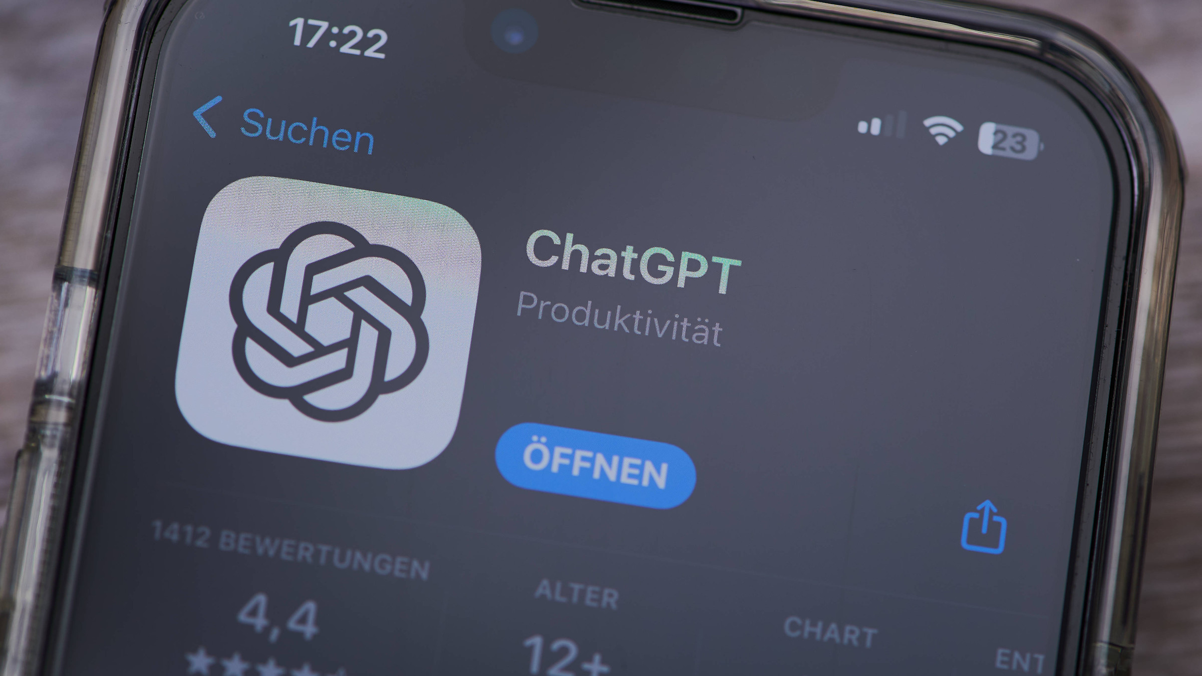 Das Icon von Chat-GPT im Appstore auf einem Smartphone.