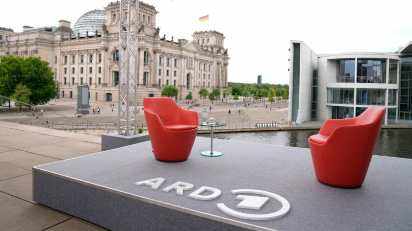 Zwei leere, rote Sessel am Set des ARD-Sommerinterviews in Berlin