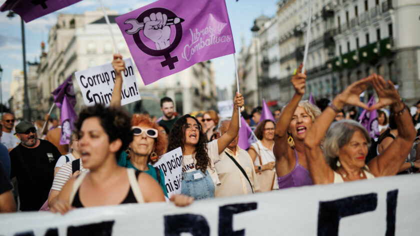 Menschen bei einer Demo in Madrid. Sie protestieren gegen den ehemaligen spanischen Fußball-Verbandschef, der eine Spielerin sexuell belästigt hat.
