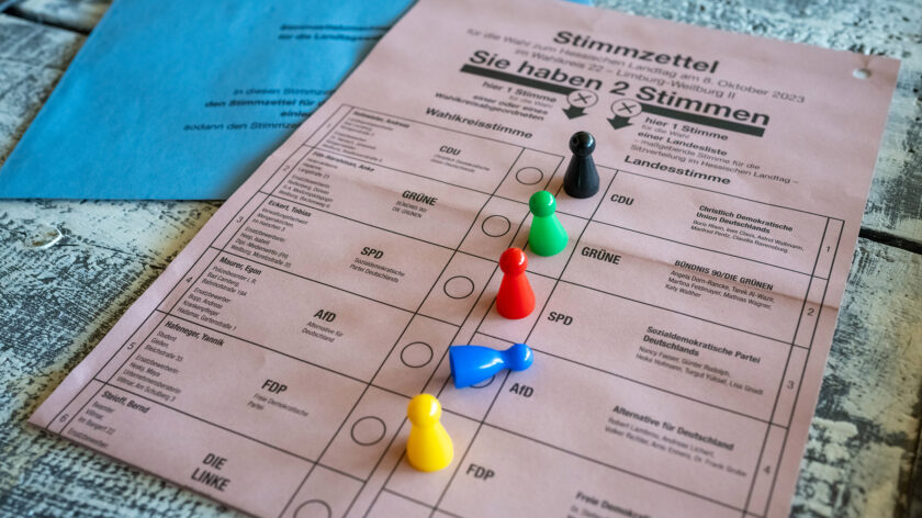 Symbolbild zur Landtagswahl in Hessen: Im Kampf gegen Rechts ist es dabei entscheidend, sein Kreuz richtig zu setzen – wer dann für eine Kleinstpartei stimmt, nutzt seine Stimme nicht optimal.