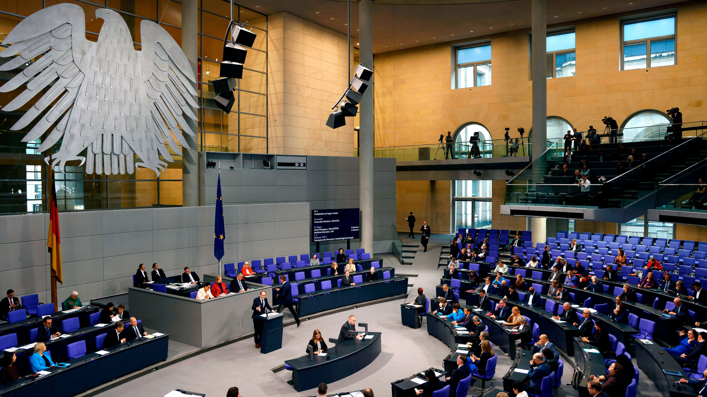 Der Plenarsaal im Reichstagsgebäude. Im Bundestag wurde eine Verschärfung des Lobbyregisters beschlossen.