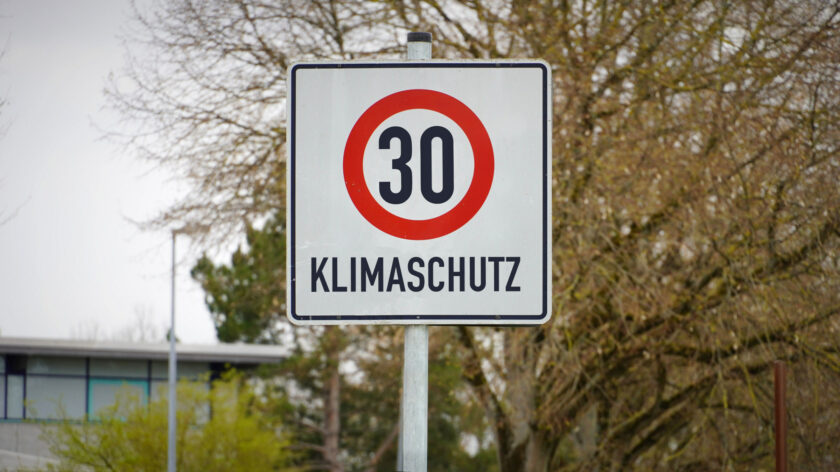 Ein Tempo-30-Schild mit der Aufschrift Klimaschutz. Mit der StVO-Reform können Kommunen künftig leichter Tempo 30 einführen.