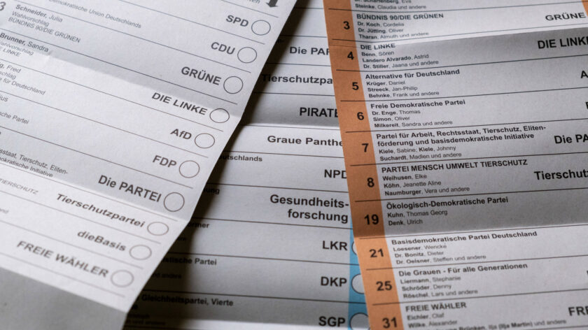 Wahlunterlagen mit Stimmzettel für die Briefwahl zur Wiederholungswahl zum Berliner Abgeordnetenhaus am 12. Februar 2023.