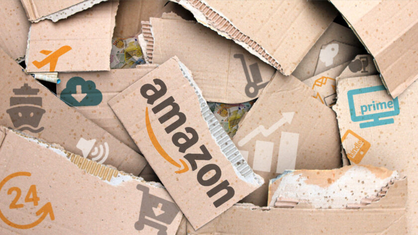 Pappkartons mit dem Logo von Amazon.