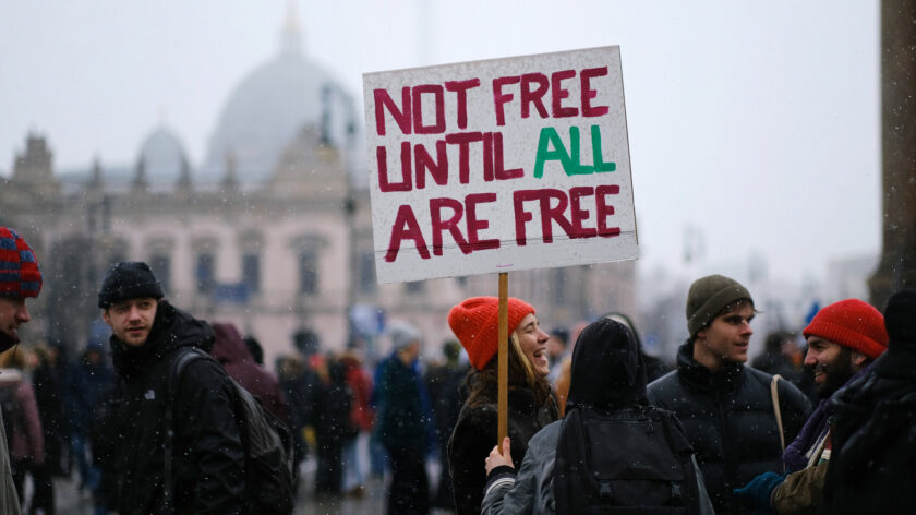 "Not free until all are free" – Plakat auf einer Demo am internationalen Frauentag.