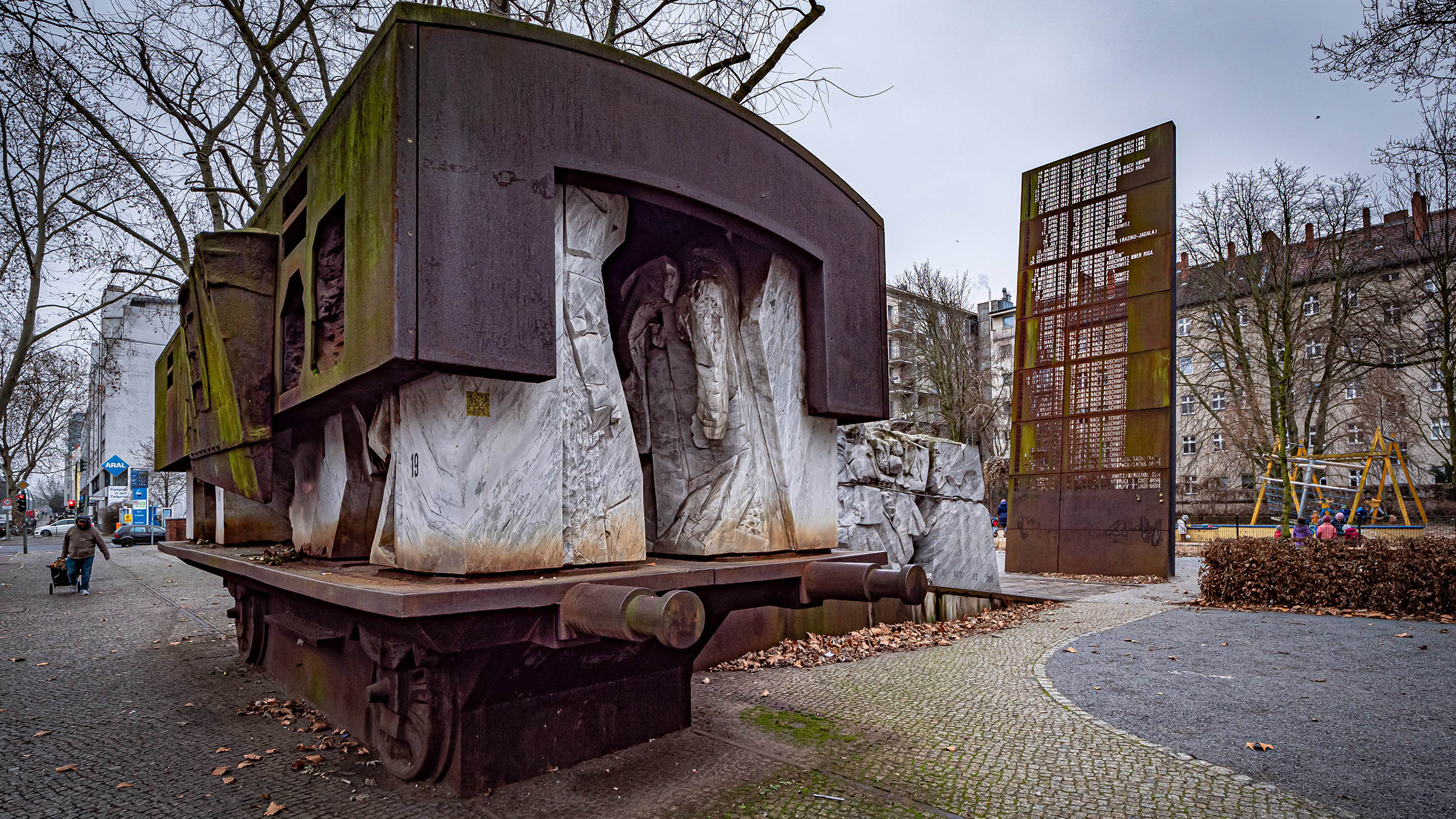 Deportationsmahnmal Levetzowstraße in Berlin-Moabit: Ein Güterwagon als Symbol für die Deportation Tausender Juden und Jüdinnen