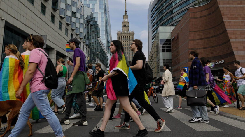 Warschau Pride March im Juni 2023: Der Warschau Pride ist der größte Mitteleuropas – außerhalb größer Städte haben es queere Menschen in Polen allerdings immer noch schwer.