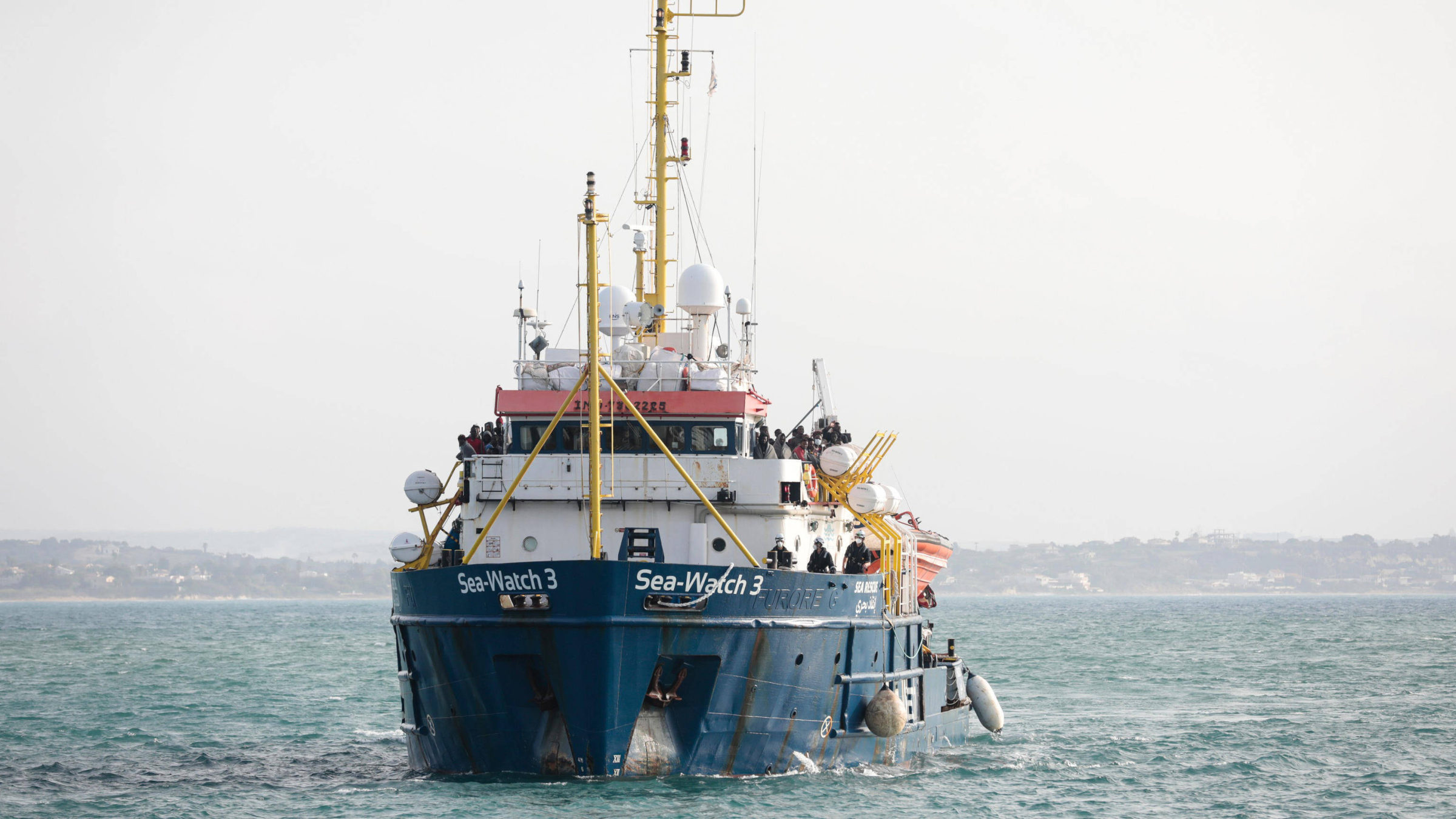 Das Schiff Sea-Watch 3. Seine Kapitänin Carola Rackete kam wegen Seenotrettung vor Gericht.