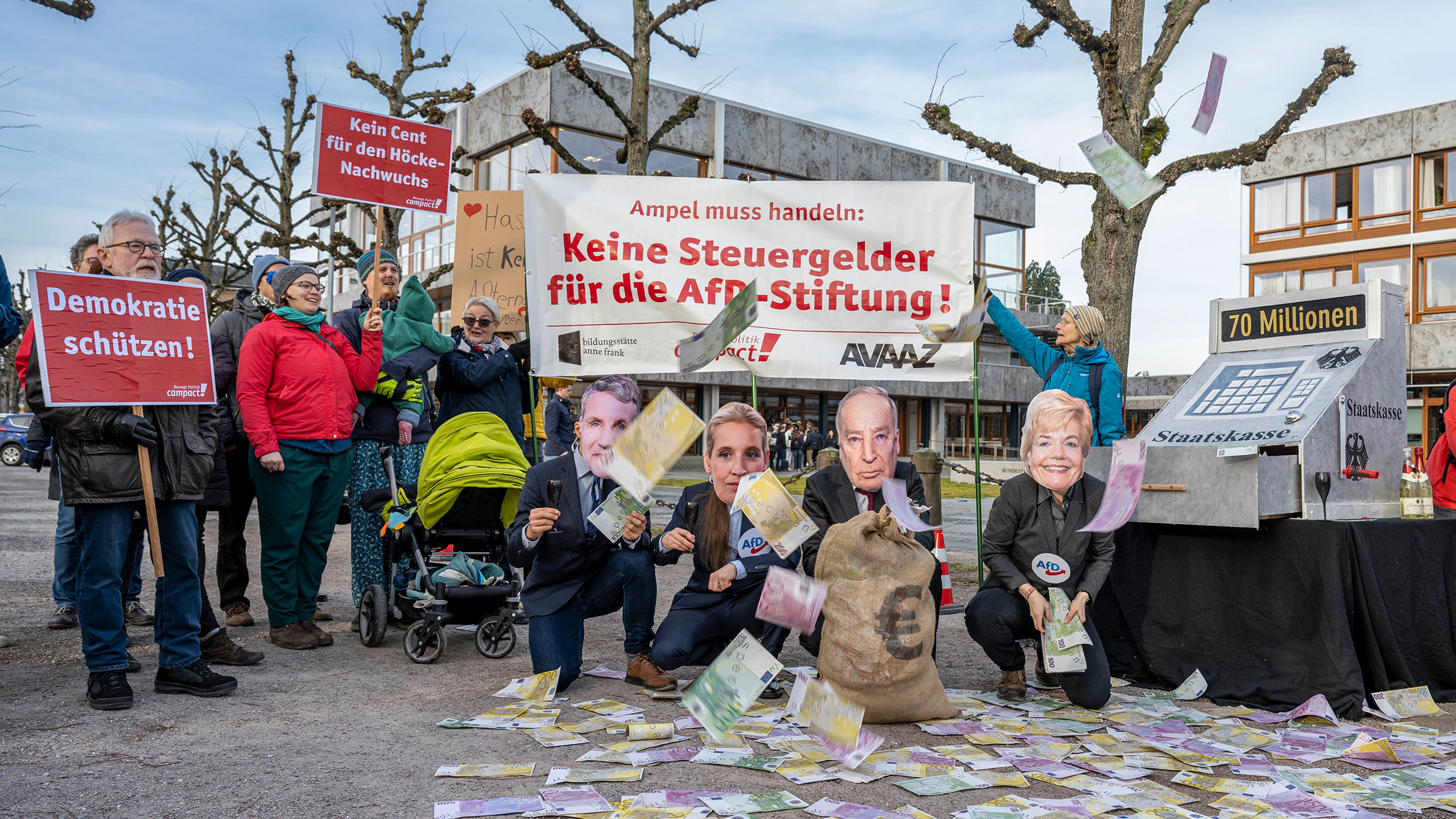 Keine Steuergelder für die AfD-Stiftung: Campact-Aktion in Karlsruhe