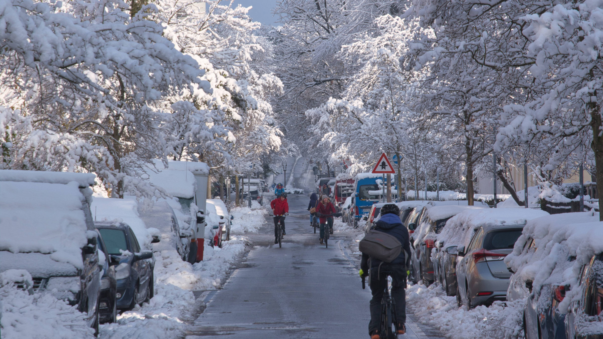 Fahrradfahren im Winter: Bei verschneiten oder glatten Straßen kann das ganz schön gefährlich sein – wir erklären dir, wie du trotzdem sicher auf dem Fahrrad durch den Winter kommst.