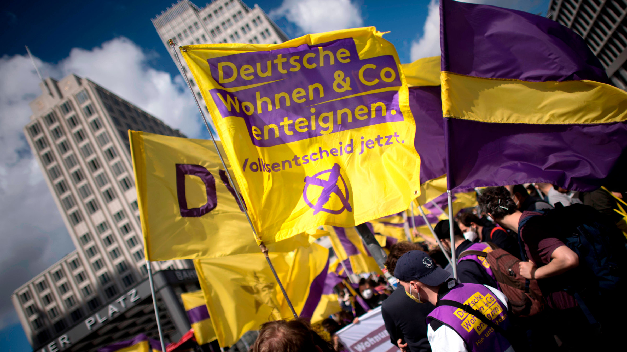 Demo von Deutsche Wohnen und Co enteignen – die Forderung des Volksentscheids 2021 muss endlich umgesetzt werden.