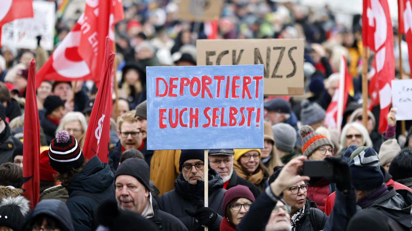 Schilder von Demonstrierenden bei einer Protestaktion des Bündnisses "Köln stellt sich quer gegen Rechts" in Köln am 21. Januar. Foto: Christoph Hardt / IMAGO