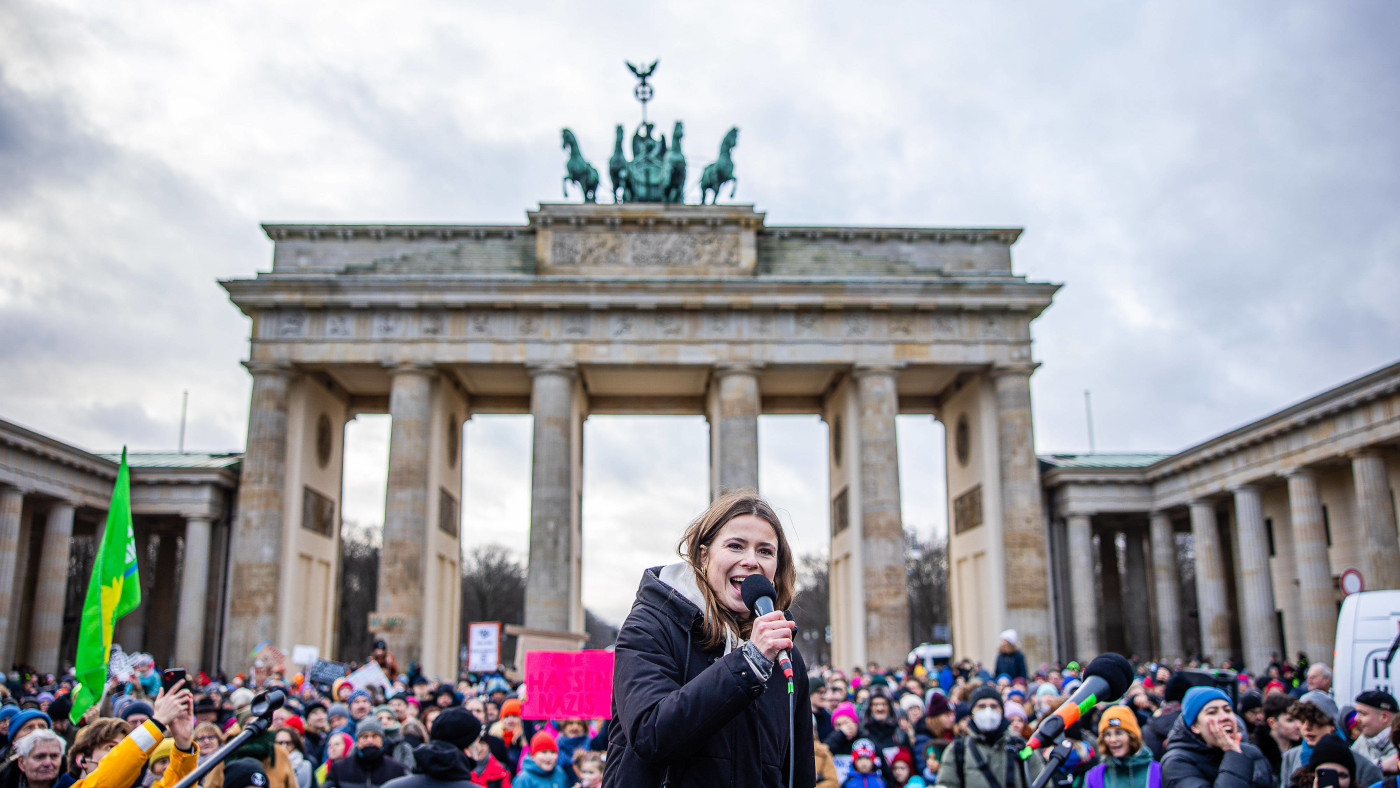 Das Foto zeigt Luisa Neubauer bei einer Demonstration gegen Rechts auf dem Pariser Platz am Brandenburger Tor am 14. Januar 2024 in Berlin.