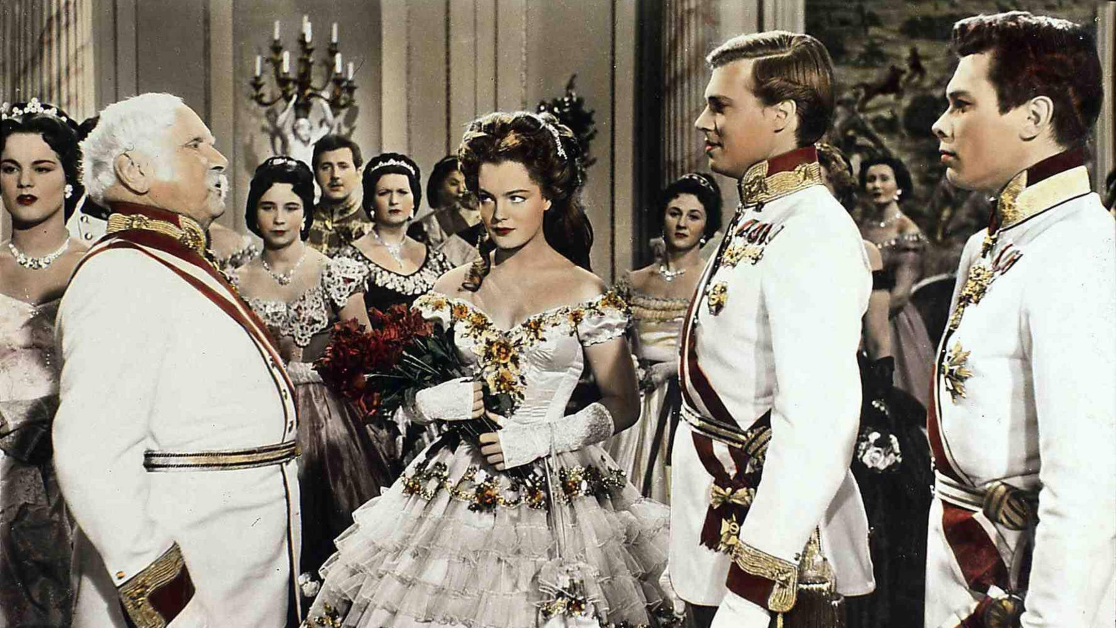 Eine Szene aus einem Sissi-Film: Kaiser Franz Josef von Österreich (Karlheinz Böhm) verkündet zum Erstaunen aller seine Verlobung mit Sissi (Romy Schneider).