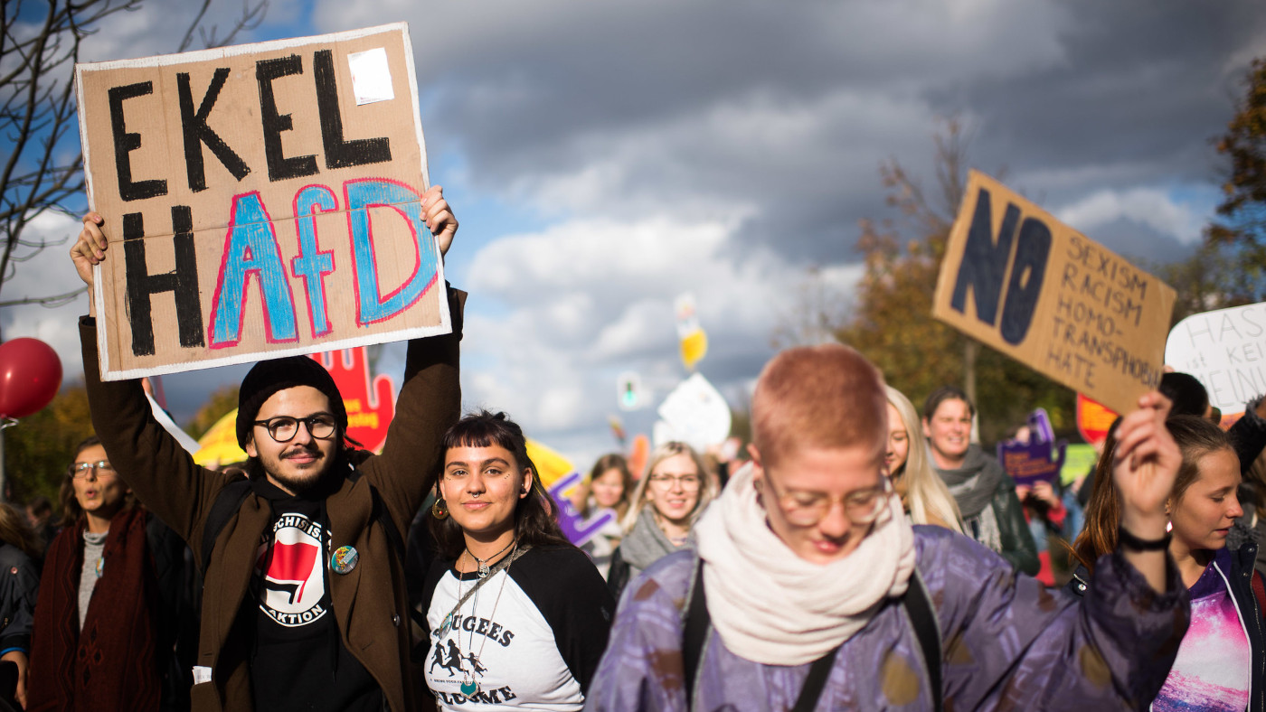 Teilnehmerinnen und Teilnehmer einer Anti-Rechts-Demo 2017 in Berlin.