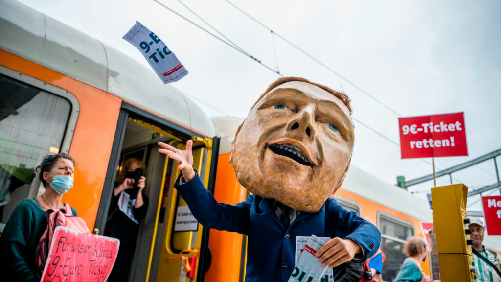 Ein Zug – auf dem Weg zu Finanzminister Lindner. Denn der wollte das klimfreundliche 9-Euro-Ticket abschaffen. Mit einem wortwörtlichen Protest-Zug warnten wir ihn: “Verpassen Sie den Anschluss an die Verkehrswende nicht!”