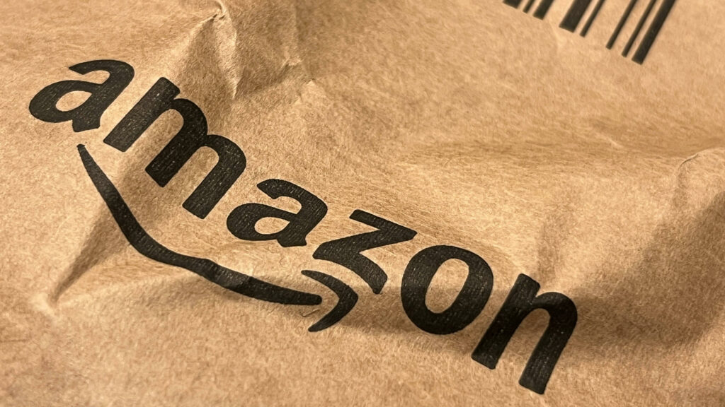 Ein zerknittertes Amazon-Paket.