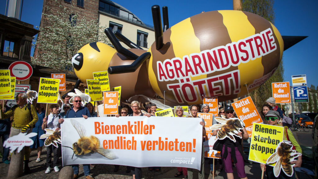 “Was der Biene schadet, muss vom Markt” – das versprach CDU-Agrarministerin Julia Klöckner. Um sie an ihre eigenen Worte zu erinnern, ließen wir eine tote Biene steigen, die Klöckner auf ihren Presseterminen 2018 nachfolgte.