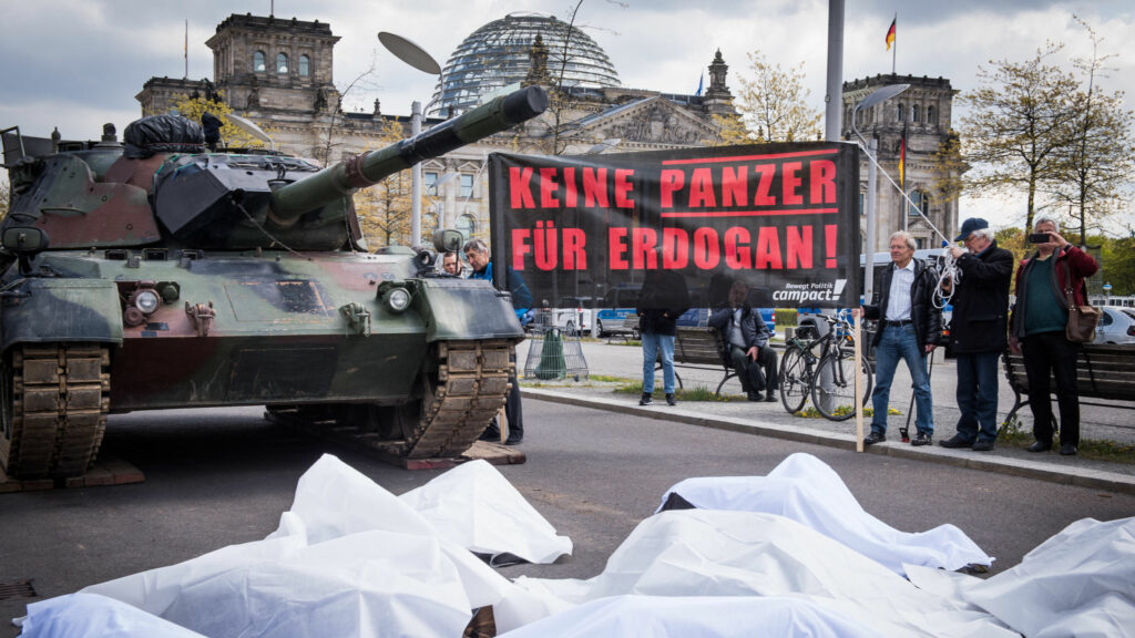 Ein Panzer rollt durch Berliner Regierungsviertel. Diese Aktion anzumelden fiel unter die Kategorie “knifflig”. Doch es hat sich gelohnt. Der Protest im Jahr 2017 gegen eine geplante Rheinmetall-Fabrik in Erdogans Türkei hatte Erfolg.