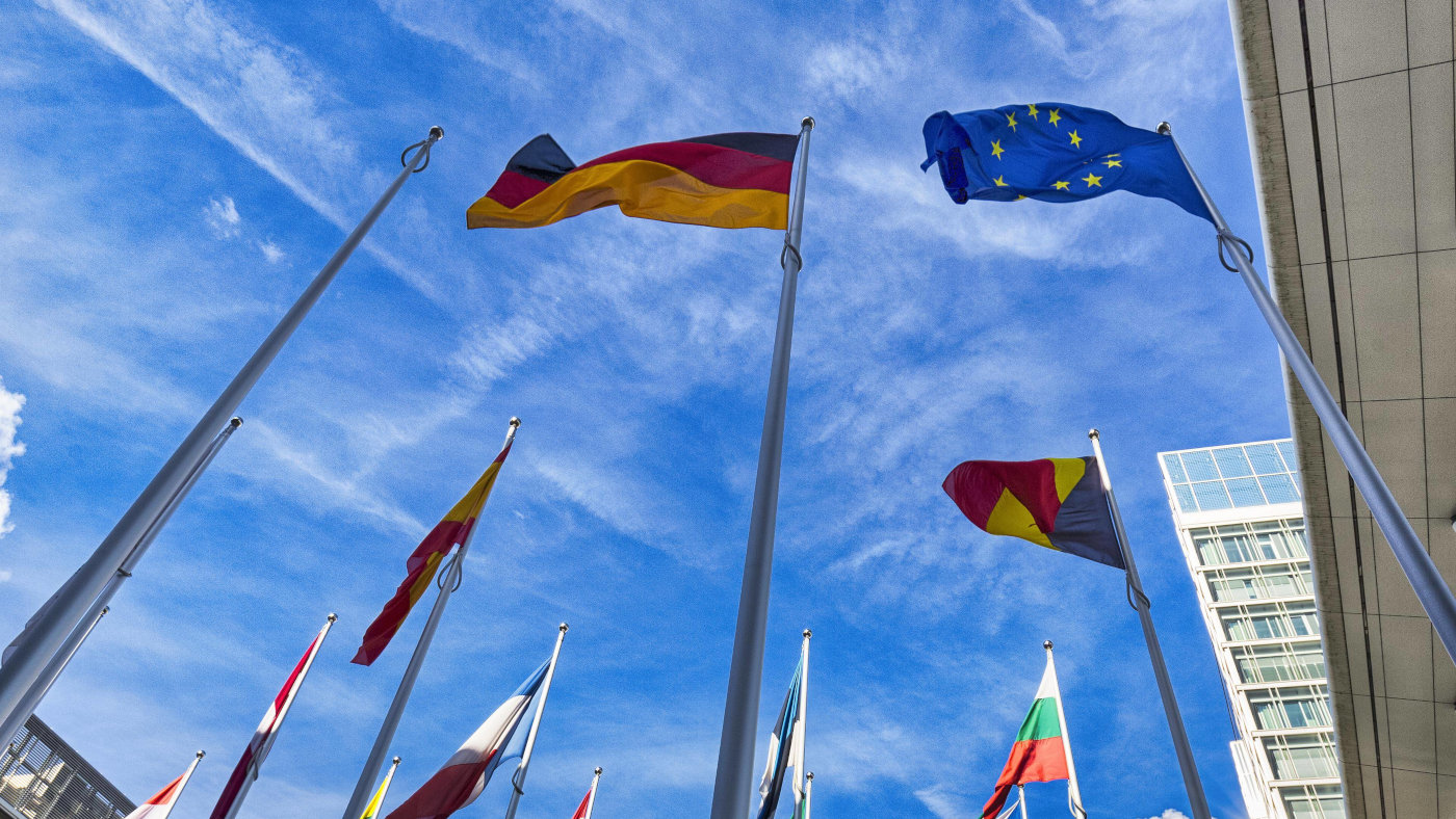 Europäisches Parlament, EU-Parlament, Flaggen europäischer Länder und Flagge der Europäischen Union, Europaviertel Kirchberg-Plateau, Luxemburg, Europa