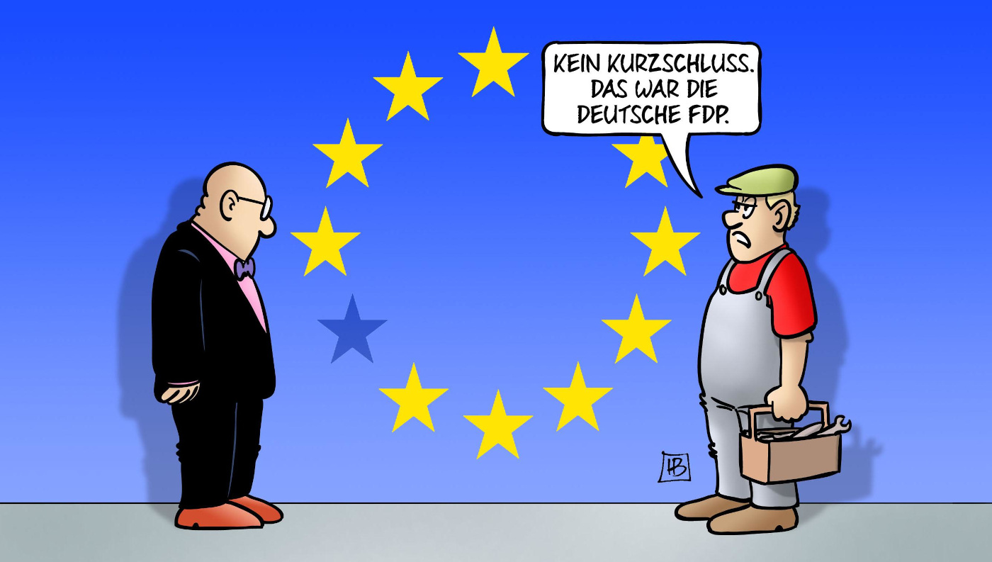Das Bild zeigt die Karikatur "Kurschluss oder FDP" von Harm Bengen. Zwei Männer stehen von einer blauen Wand, an der die EU-Sterne abgebildet sind. Einer davon ist blau statt gelb. Der Mann rechts im Bild trägt die Arbeitskleidung eines Hausmeisters oder Technikers. Er sagt: "Kein Kurzschluss. Das war die deutsche FDP." 