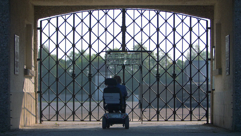 Lucy Salani besucht im Rahmen der Dreharbeiten zum Film "Ein Hauch von Leben" (Originaltitel: "C'è un soffio di vita solo") die Gedenkstätte des Konzentrationslagers Dachau.
