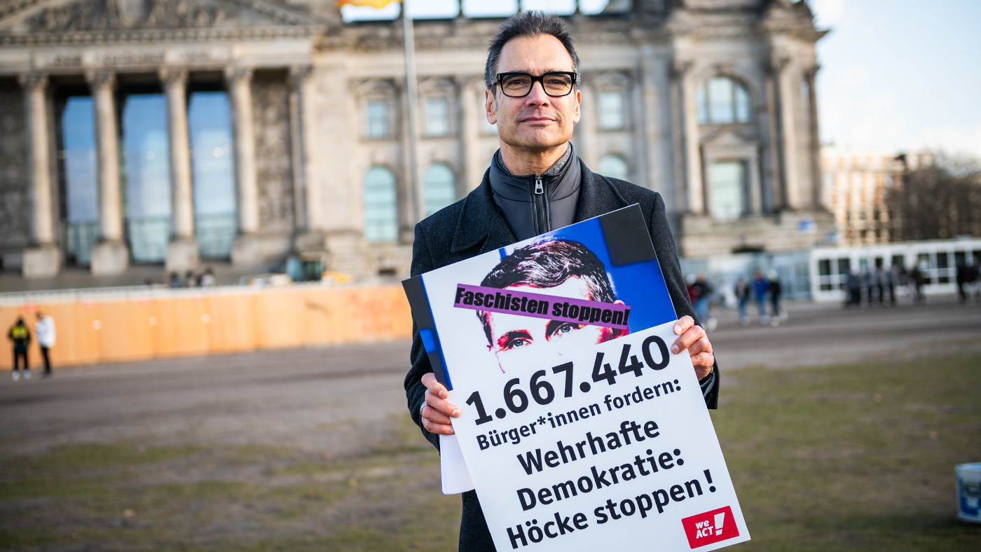 WeAct-Petent Indra Ghosh mit den Unterschriften sener Petition "Wehrhafte Demokratie - Höcke stoppen!" in Berlin.