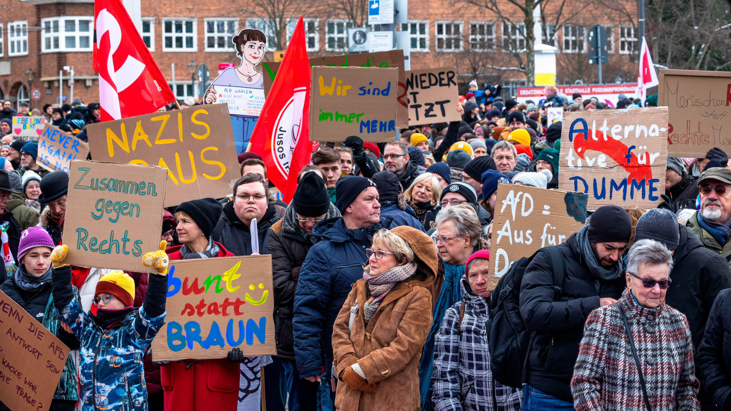 Menschen protestieren bei einer Demo in Cottbus gegen Rechts.