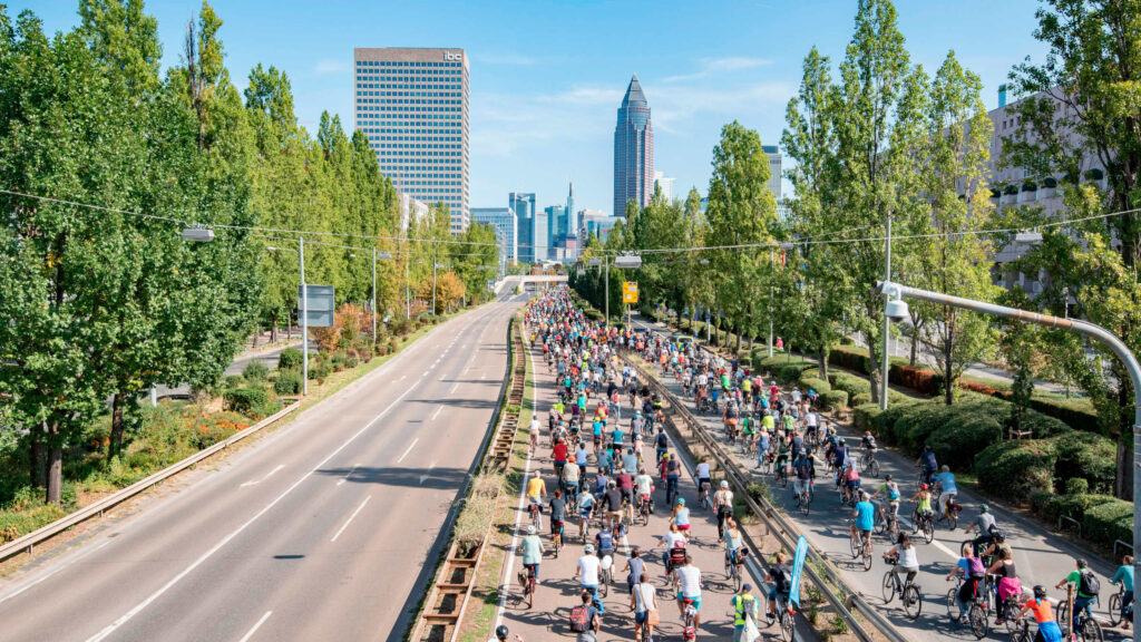 Mit dem Fahrrad über die Autobahn: Für diesen Protest 2019 fuhren Tausende mit dem Rad zur Internationalen Automobil-Ausstellung (IAA) in Frankfurt. Das lockte die Aufmerksamkeit weg von den neusten SUV-Modellen und hin zu unserer Forderung nach klimaneutralem Verkehr.
