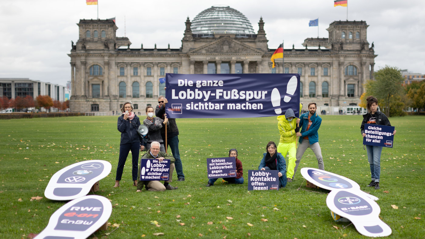 Aktive und Mitglieder von LobbyControl bei einer Schilder-Aktion im Jahr 2021 vor dem Bundestag zum Thema Lobby-Fußabdruck.