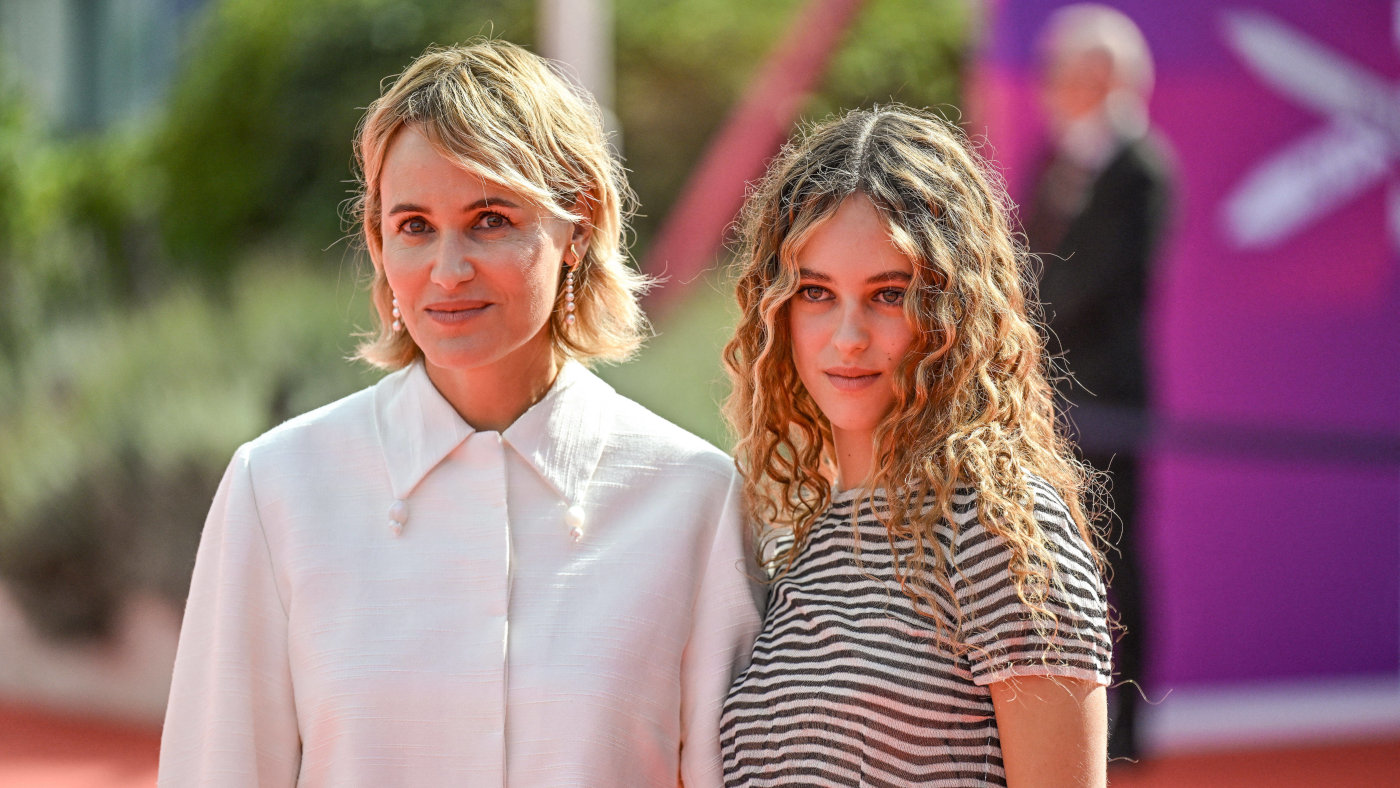 Die Schauspielerinnen Judith Godrèche und Tess Barthelemy bei einer Vorstellung der Serie "Icon of French Cinema".