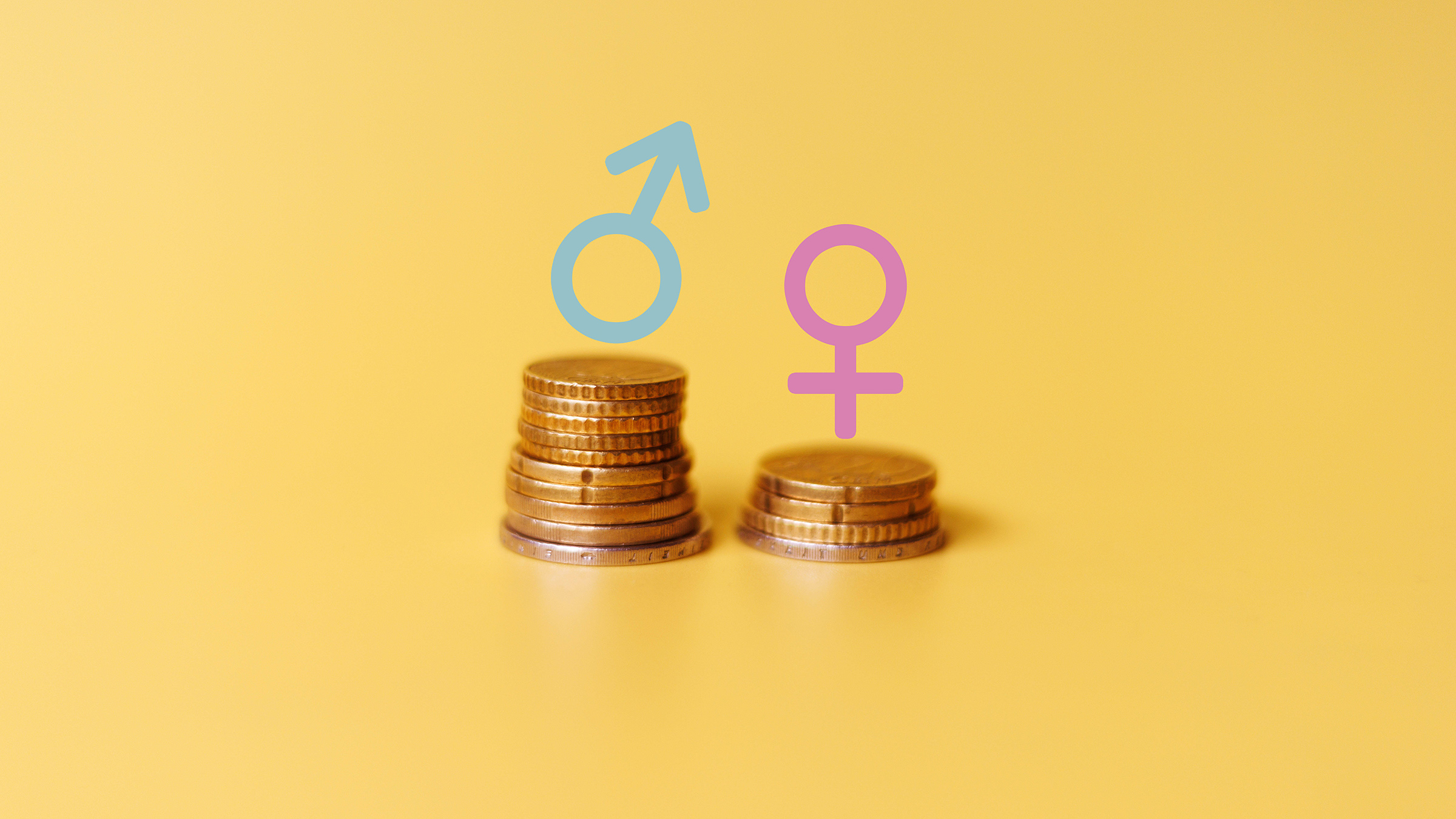 Zwei Stapel Euro-Münzen auf gelbem Hintergrund: Männer verdienen im Schnitt immer noch mehr als Frauen