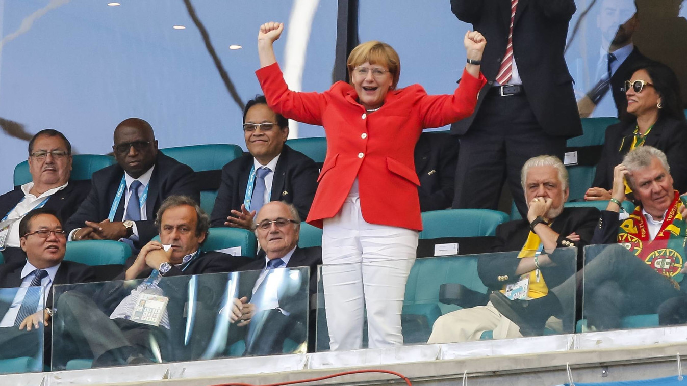 Angela Merkel (damals Bundeskanzlerin und CDU) jubelt nach dem Tor zum 2-0 im Spiel DEUTSCHLAND gegen PORTUGAL 4-0 bei der FIFA Fussball WM Weltmeisterschaft am 16.06.2014 in SALVADOR, Arena Fonte Nova.