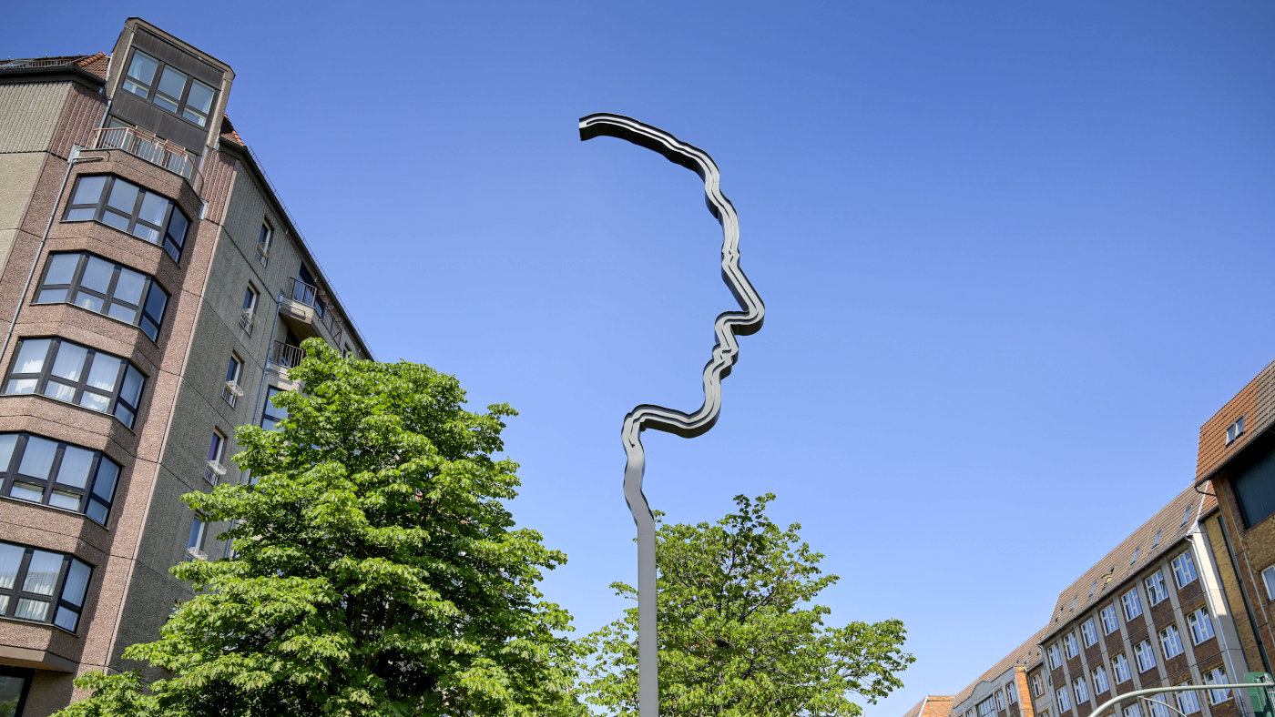 Seit dem 8. November 2011 steht die Silhouette von Georg Elser, dem ersten Hitler-Attentäter, in der Wilhelmstrasse in Berlin-Mitte. Das 17 Meter hohe Stahlprofil wurde von Ulrich Klages geschaffen.