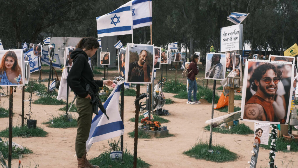 Besuchende einer Trauerstätte zu Ehren der Opfer des Massakers bei Reʿim am 7. Oktober 2023. Es war ein Terrorakt der radikalislamistischen Hamas im Rahmen ihres Terrorangriffs auf Israel, bei dem 364 Menschen am Gelände des Supernova-Festivals ermordet wurden.