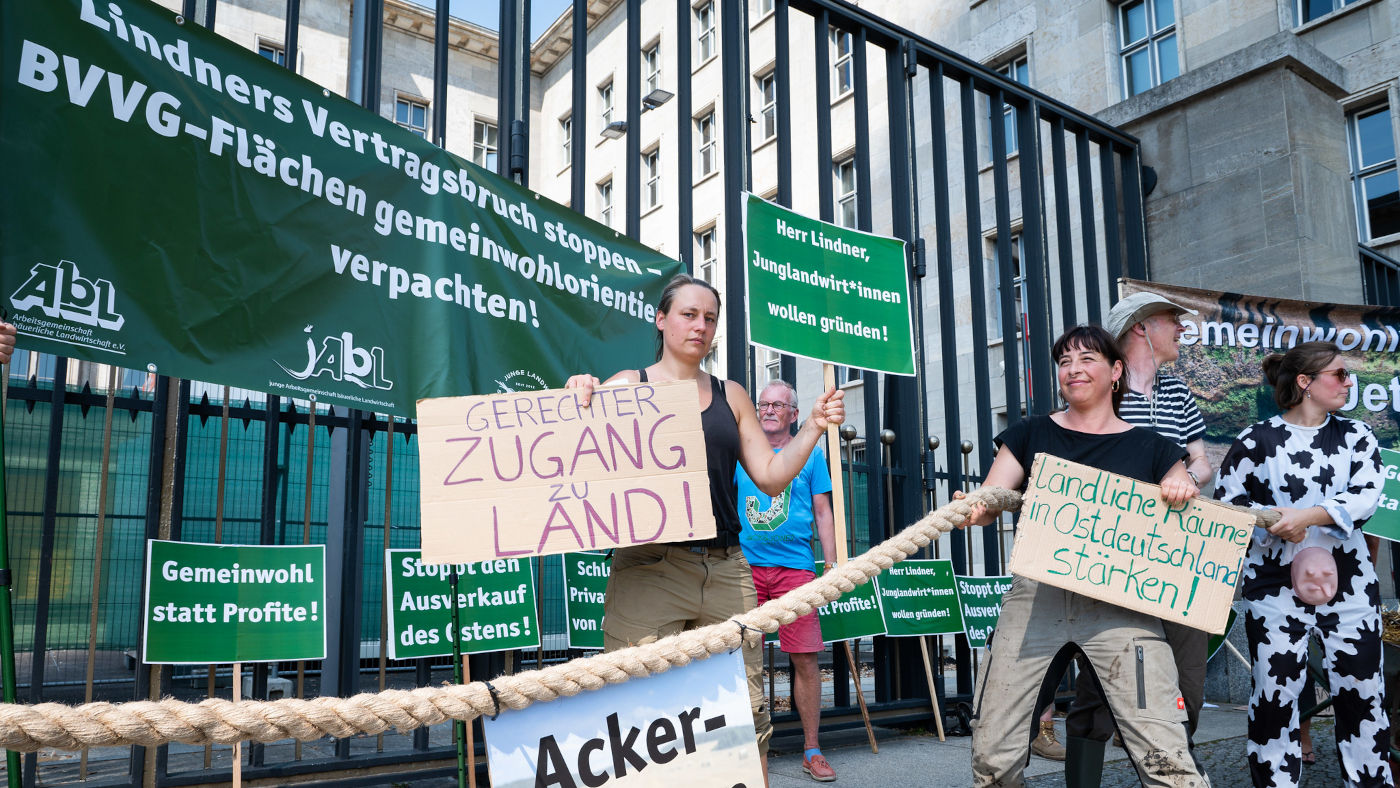 Protest vor dem Finanzministerium zum Thema Agrarflächen in Ostdeutschland.