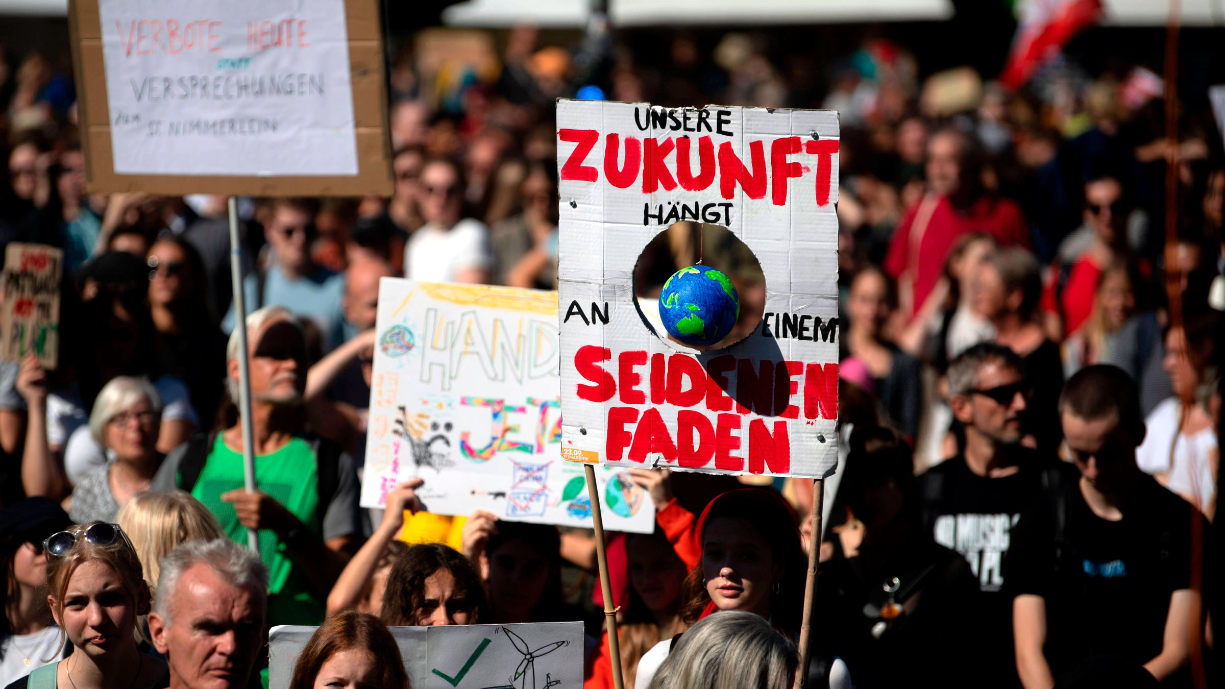 Eine Aufnahme vom Klimastreik im September 2023 in Berlin. Im Fokus ist ein Plakat mit der Aufschrift: Unsere Zukunft hängt am seidenen Faden.